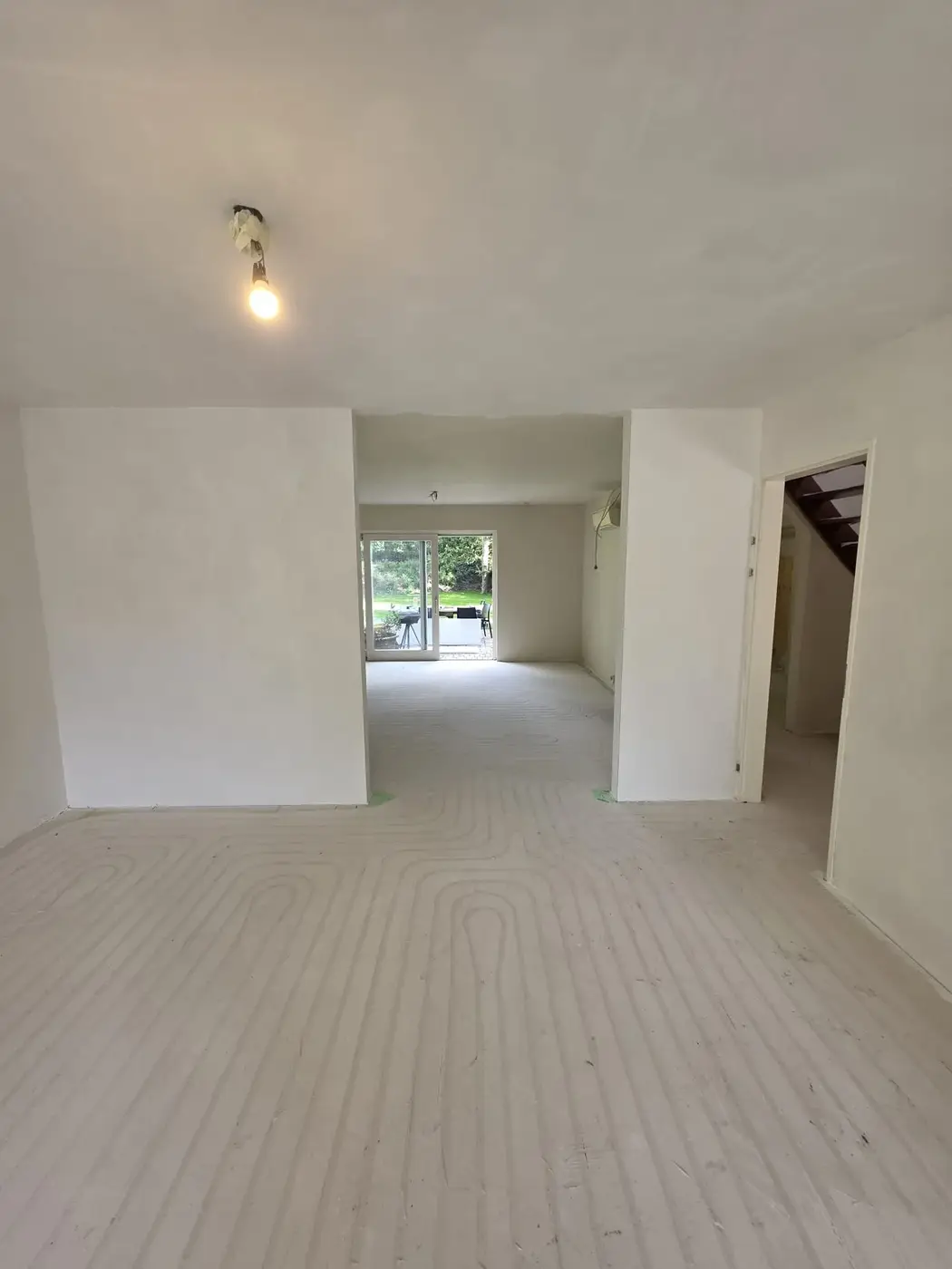 Woonkamer en doorloop naar de tuinkamer volledig sausklaar gestuukt – stukadoor Hilversum