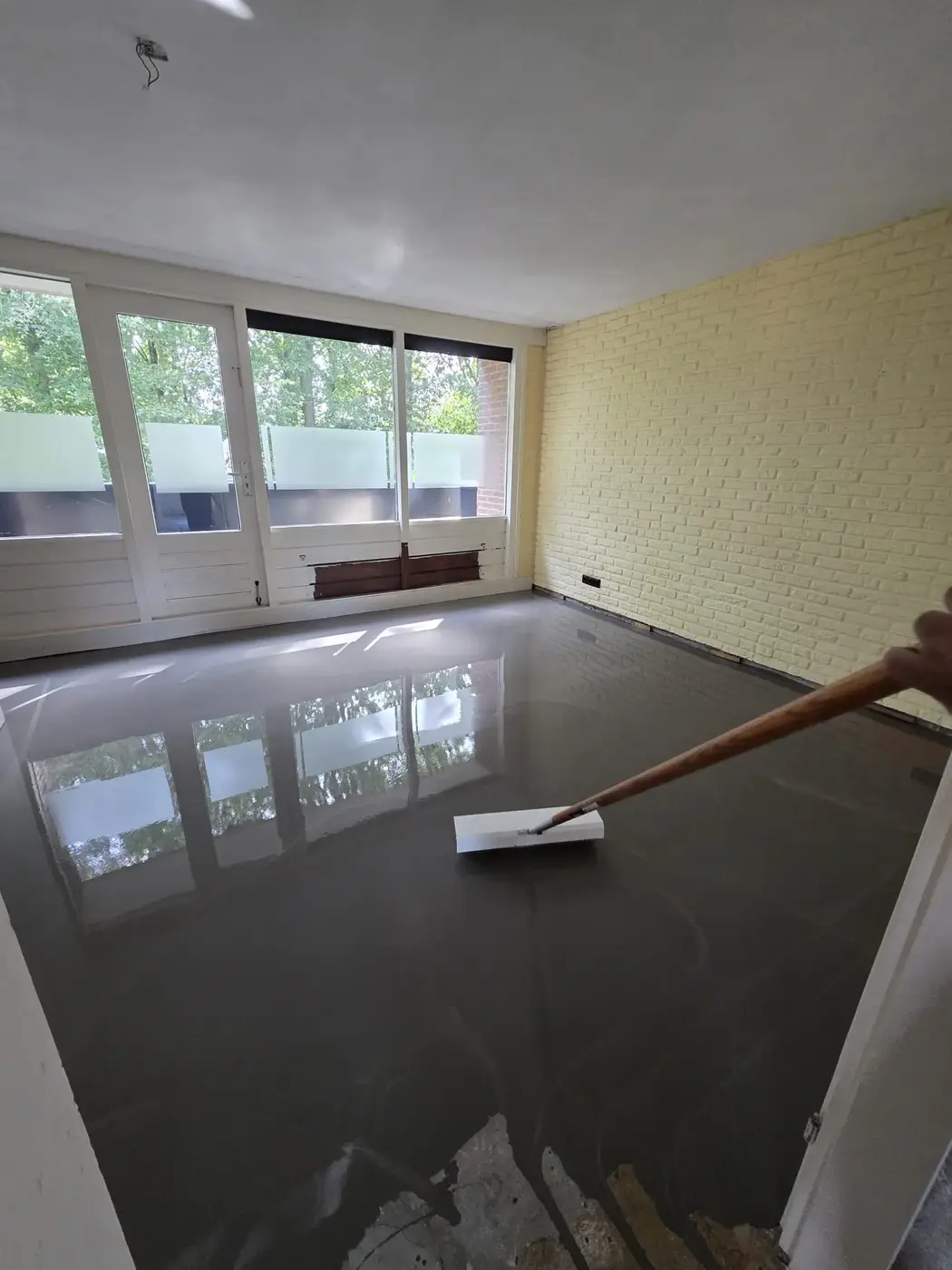 Vloer egaliseren met gietvloer als voorbereiding op de nieuwe afwerking