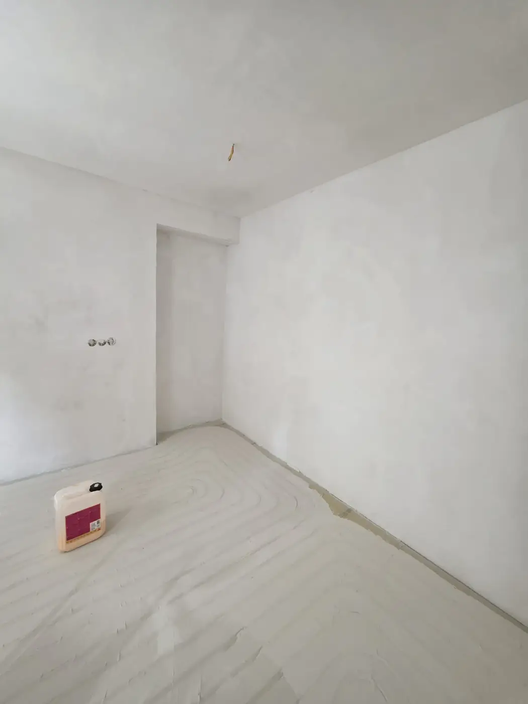 Slaapkamer met nis strak sausklaar gestuukt