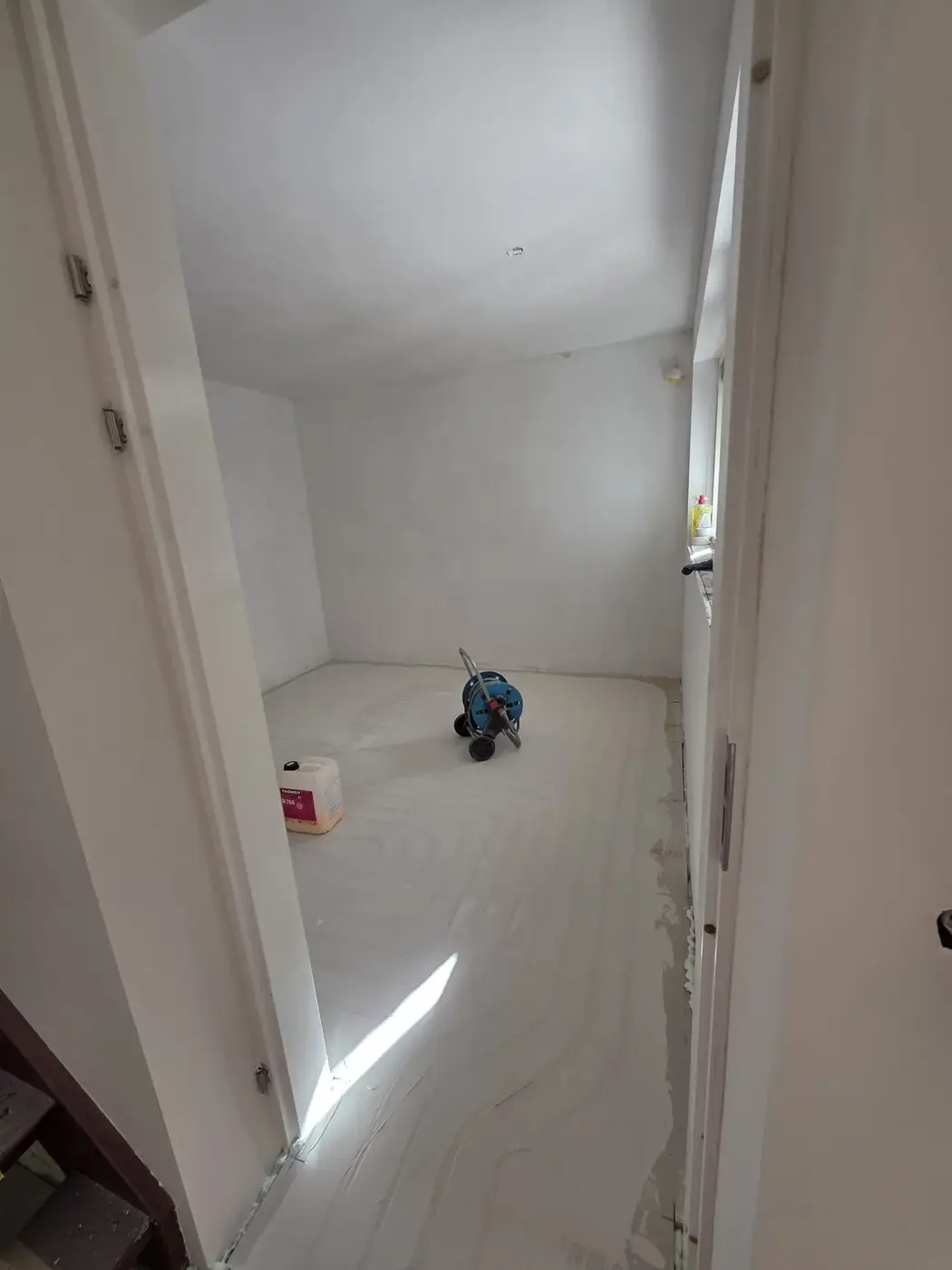 Kleine kamer op de verdieping met naadloos gestuukt plafond
