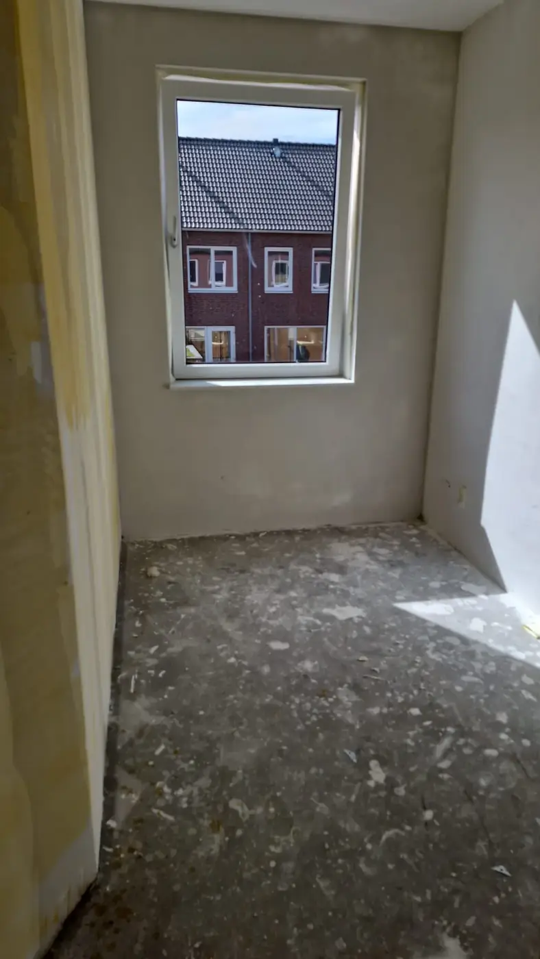 Kinderkamer met gestuukte wanden rond het raam, klaar voor sauswerk