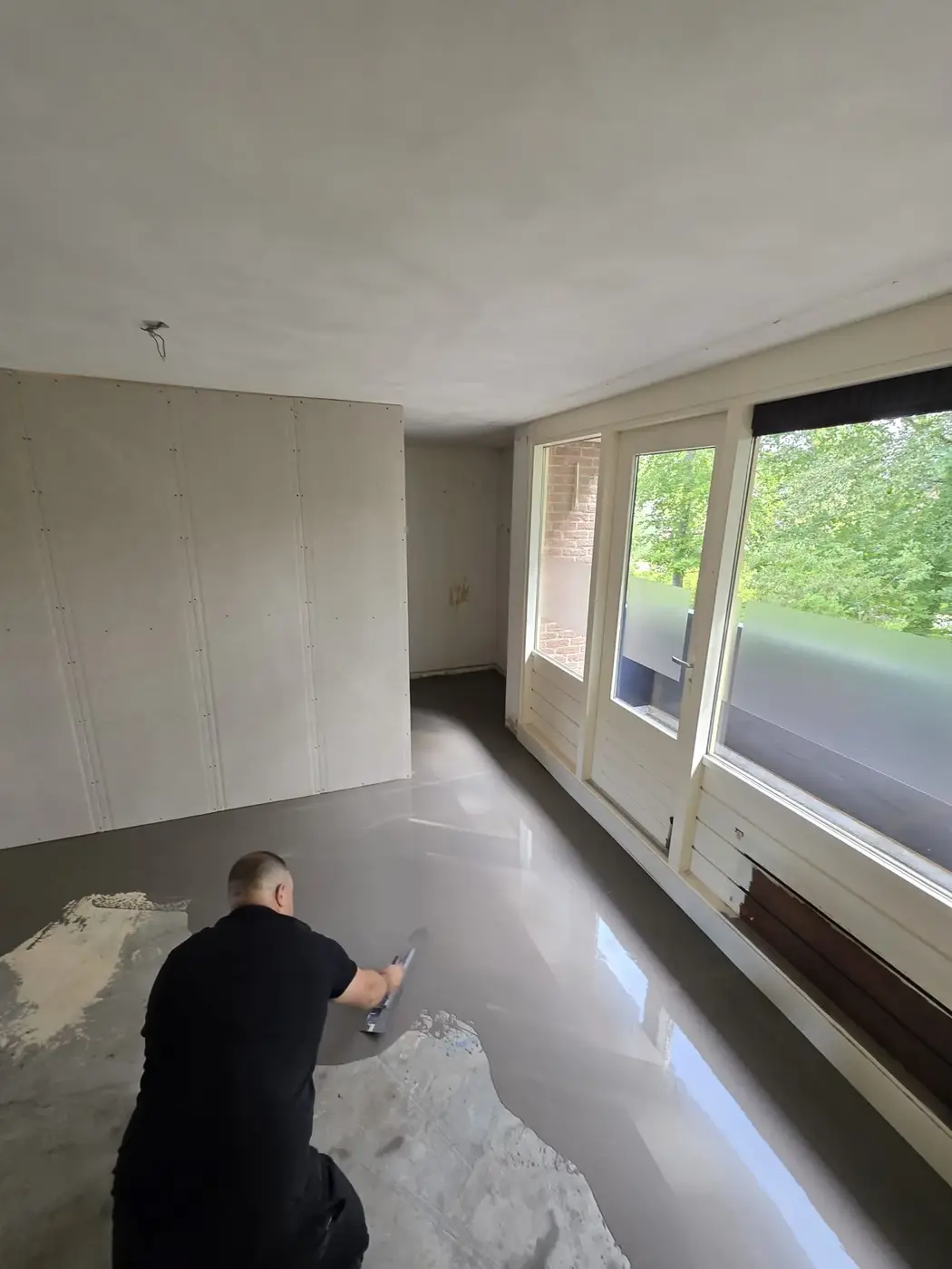 Gietvloer egaliseren in een appartement tijdens renovatie